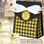Ballotins Buffalo Check - Noir et Jaune - Tente 4x2x5<br><div class="desc">Ballotin de tente à buffle noir et jaune. Le texte est personnalisable. Si vous utilisez le bouton/outil "modifier la conception", vous pouvez également ajouter vos propres images/photos. Autres couleurs, formes et taille de boîte disponibles. Voir la collection de toutes les tailles de boîtes et couleurs de buffles ici : https://www.zazzle.com/collections/119842043554925619...</div>