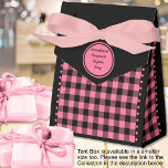 Ballotins Buffalo Check - Noir et Rose - Tente 4x2x5<br><div class="desc">Ballotin de tente à buffle noir et rose. Le texte est personnalisable. Si vous utilisez le bouton/outil "modifier la conception", vous pouvez également ajouter vos propres images/photos. Autres couleurs, formes et taille de boîte disponibles. Voir la collection de toutes les tailles de boîtes et couleurs de buffles ici : https://www.zazzle.com/collections/119842043554925619...</div>