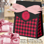 Ballotins Buffalo Vérifié - Noir et Rouge - Tente 4x2x5<br><div class="desc">Boîte de faveur de tente à carreaux buffle noir et rouge. Le texte est personnalisable. Si vous utilisez le bouton / l'outil 'modifier la conception',  vous pouvez également ajouter vos propres images / photos. D'autres coloris,  formes et tailles de boîtes sont disponibles.</div>