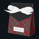 Ballotins Cadeau classique de vacances Red Tartan<br><div class="desc">Cette charmante boîte cadeau,  avec un classique motif écossais,  est parfaite pour Noël ou pour toute occasion. Le devant a un étiquette qui dit "Fait main avec amour par" et votre nom. Cette boîte est idéale pour les petits cadeaux,  les faveurs ou les gâteries maison.</div>
