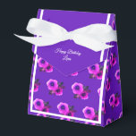 Ballotins Cadeau d'anniversaire Motif Fleur Violette illusim<br><div class="desc">Boîte à cadeau/Boîte à faveurs de fête d'anniversaire à motif Fleurs Violettes et Ruban Blanc illusima. Parfait pour une fête d'anniversaire thématique pour enfants.</div>