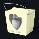 Ballotins Cadeaux monochromes pour un anniversaire romantiqu<br><div class="desc">Ces deux cœurs rouges romantiques ont un joli nœud blanc qui les relie, représentant deux cœurs unis par l'amour. Cette jolie petite boîte fera un contenant original et charmant pour les cadeaux de vos invités de mariage. Cette illustration de trois cœurs noirs est dessinée au crayon. Vous pouvez personnaliser votre...</div>