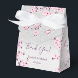Ballotins Cerise Fleurs rose Parties scintillant Argent Pers<br><div class="desc">Un joli cerisier rose fleurit sur un arrière - plan de parties scintillant argentées. Ballotin botanique mignon avec un texte de remerciement et les noms de mariée et de mariée personnalisés et la date de mariage. Affichez la collection sur cette page pour trouver les produits correspondants. Pour des changements plus...</div>
