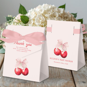 Ballotins Cerise sur le Baby shower de la corbeille rose