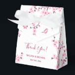 Ballotins Cerisiers en Fleurs Rose Blanc Mariage Personnalis<br><div class="desc">Cette boîte de cadeaux de mariage présente de jolies fleurs de cerisier roses sur fond blanc. Jolie boîte de cadeaux botanique avec un texte de remerciement et les noms personnalisés des mariés et la date du mariage.</div>
