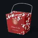 Ballotins Cherry Blossom Mariage chinois<br><div class="desc">Cette boîte de faveur de mariage chinoise présente de jolies branches de fleurs de cerisiers blancs, de mignons papillons et un double symbole de bonheur doré sur un arrière - plan rouge chatoyant. Belle boîte rouge blanche et or avec des noms de mariés et de mariés sur l'avant et l'arrière....</div>