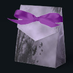 Ballotins Ciel de purée hantée avec Ballotin de goth Ravens<br><div class="desc">Une boîte de fête gothique avec ciel d'Halloween avec brouillard violet nus arbres le long d'une route hantée foncée,  corbeaux gothiques et une pleine lune nuageuse. Animez votre fête,  mariage ou fête du cercueil ouvert.</div>