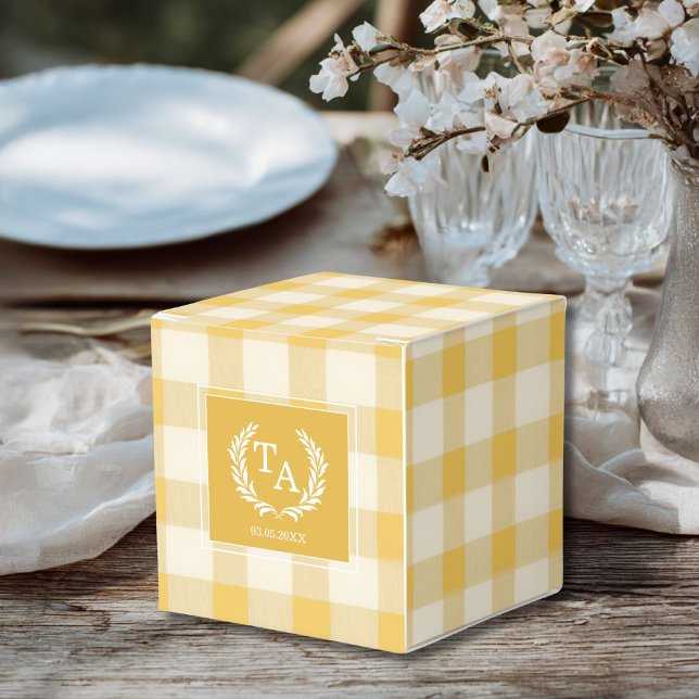 Ballotins Cimier En vichy monogramme jaune (Custom Yellow Gingham Monogram Crest Favor Boxes for your wedding or other Occasions.)