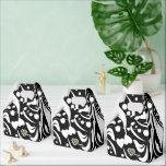 Ballotins Citation de vie Boîte de faveur noire par Adiela A<br><div class="desc">La boîte à favoris noire "Life Quote" de la poète Adiela Akoo est inspirée de sa citation, "La vie n'est pas quelque chose que l'on met de côté en espérant pouvoir la vivre plus tard". Alors, faites ce saut de foi. L'aventure vous attend. Recherchez d'autres articles assortis dans cette collection....</div>