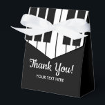 Ballotins Clavier de touches de piano noir et blanc merci<br><div class="desc">Clavier pour piano noir et blanc merci Ballotin avec petit arc. Boîtes en forme de tente avec conception d'instrument. Idée cadeau personnalisée pour les amis et la famille. Design classique avec typographie de script élégante. Changez la quantité pour obtenir le prix de remise en vrac bon marché. Fun party pour...</div>