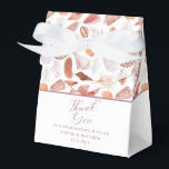 Ballotins Coquillages de plage aquarelle mariage chic côtier<br><div class="desc">Boîtes de bonbons de mariage chic et côtier à motifs aquarelle de coquillages de plage présente un joli motif de coquillage sur fond blanc avec le texte "Merci" en écriture moderne et personnalisé avec vos noms et date. Au verso se trouve votre hashtag de médias sociaux. Parfait pour les mariages...</div>