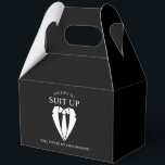 Ballotins Costume Mariage noir et Cravate Groomsman Proposit<br><div class="desc">Rendre votre Mariage inoubliable - Ajoutez une touche personnelle avec une proposition de marionnettiste des boîtes-cadeaux avec une illustration de costume et de cravate avec un message de proposition de groomsmen dans une police serif classique.</div>