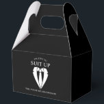 Ballotins Costume Mariage noir et Cravate Groomsman Proposit<br><div class="desc">Rendre votre Mariage inoubliable - Ajoutez une touche personnelle avec une proposition de marionnettiste des boîtes-cadeaux avec une illustration de costume et de cravate avec un message de proposition de groomsmen dans une police serif classique.</div>