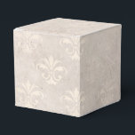 Ballotins Damassé Grunge d'Ivoire<br><div class="desc">Boîte à cadeaux avec motif damassé en feuille métallique fausse en ivoire et blanc éblouissant.</div>