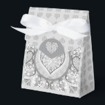 Ballotins Dentelle céramique grise<br><div class="desc">Impression de dentelle ajoutée à un effet céramique pour ce motif fin avec quelques incrustations de perles ou de cabochons (dessinés). Un style original finement élaboré et chic. Ici en gris clair, qui donne un style romantique, ce motif existe également en noir, bleu clair et bleu de Grèce dans d'autres...</div>