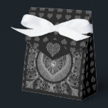 Ballotins Dentelle Céramique Noir<br><div class="desc">Une impression de dentelle ajoutée à un effet céramique pour ce motif raffiné avec quelques incrustations de perles ou de cabochons (dessinés). Un style original élégant et soigneusement conçu. Ici en noir, qui donne un style gothique, ce motif existe également en gris clair, bleu clair et bleu de Grèce dans...</div>