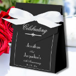 Ballotins Élégant anniversaire de mariage Simple chic noir<br><div class="desc">Simple Elégant Mariage Anniversaire Personnalisé Noms Moderne Chic Ballotin Noir. Ballotin classique élégant personnalisé Mariage Anniversaire avec nom de mariée et de chambre et date de mariage. Cliquez sur personnaliser ce modèle pour customiser rapidement et facilement le Ballotin de l'anniversaire du Mariage de n'importe quelle année avec vos propres détails....</div>