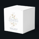 Ballotins Elégant Aquarelle Floral Amour Est Mariage Doux<br><div class="desc">Dégustez vos invités mariages avec cet élégant ballotin à fleurs qui affiche le message romantique Love is Sweet Enjoy the Treat. Parfait pour votre plaisir sucré wee cette boîte personnalisée comprend les noms du couple et la date mariage, magnifiquement accentué avec des illustrations botaniques d'aquarelle délicate et la typographie bleu...</div>