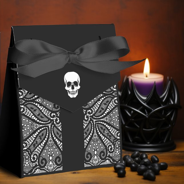 Ballotins Elégant crâne gothique dentelle noire Hallomariage (Gothic Halloween wedding favor packaging: Elegant black & white lace pattern with skull and ribbon.)