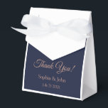 Ballotins Elégant Rose Gold Marine Blue Wedding Favor Box<br><div class="desc">Style : Tente avec Ballotins de Ballotin de ruban sont aussi uniques que vos invités. Parfait pour les mariages, anniversaires, conférences et autres événements. Dimensions : 7, 6 cm l x 3, 8 cm l x 8, 2 cm h Impression couleur complète sur carte stock Ships plat, montage simple nécessaire...</div>