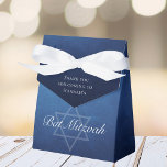 Ballotins Étoile Bat mitzvah chic de David Custom Blue Party<br><div class="desc">De belles nuances profondes de bleu foncé créent une texture comme de l'eau sur cette boîte de préférence Bat mitzvah personnalisable. Élégant script blanc minimaliste avec le nom de votre fille sur la subtile étoile de David pour une célébration juive.</div>