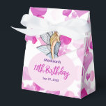 Ballotins Fée d'anniversaire Princesse Cœurs Roses Croquis d<br><div class="desc">Conçu d'après mon illustration de mode d'une belle dame aux cheveux blonds portant une robe élégante classique blanche et grise à pétales de fleurs. Le design comporte un texte personnalisable au centre et des bulles de cœurs roses en arrière-plan. Cadeau parfait pour les amateurs de mode ! Personnalisable avec votre...</div>