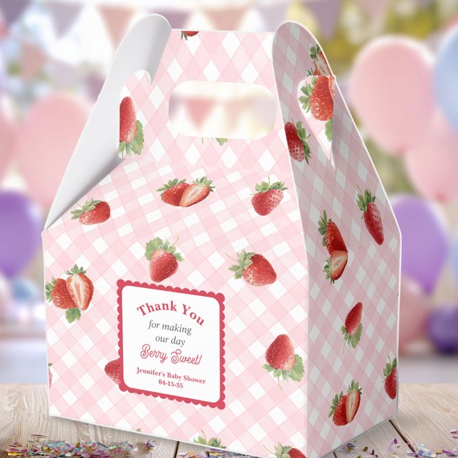 Ballotins Fête de bébé fille à la fraise avec Gingham rose (Strawberry with pink gingham pattern-Berry Sweet Baby Girl Shower favor box.)