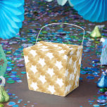 Ballotins Fil d'or "Sortir" Ballotin<br><div class="desc">"La gamme Thread of Gold rappelle ces souvenirs dorés de l'enfance en regardant une magie de travail relative avec aiguille et fil pour produire passionnément de magnifiques vêtements. Pour moi, c'était une grand-mère, une mère et des tantes. Et que ce soit un maillot ou une robe, j'ai adoré ces créations...</div>