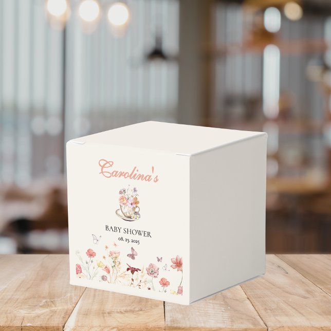 Ballotins Fleur sauvage un bébé est en train de brasser le b (Créateur téléchargé)