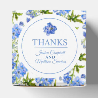 Ballotins Fleurs de delphinium bleues sur remerciements blan