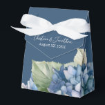 Ballotins Fleurs d'hortensia à l'aquarelle bleue romantique<br><div class="desc">Cette boîte cadeau de mariage romantique présente un design floral à l'aquarelle avec des hortensias bleus sur un fond bleu marine. Des bouquets délicats de fleurs d'hortensia sont représentés autour de la partie inférieure.</div>