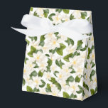 Ballotins Gardenia Floral Favor Boîte de traitement<br><div class="desc">La boîte de gâterie Party favorite est présentée avec une belle impression florale de gardenia blanche. Customisez cet objet ou achetez tel quel. Astuce : Ajoutez simplement vos bonnes friandises et ajoutez un ruban festif. Image sous licence</div>