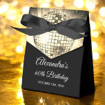 Ballotins Gold 60th Birthday Party 70's Disco Ball<br><div class="desc">Augmentez votre 60e anniversaire avec notre Ballotin Disco Ball Gold 70's, conçu pour ajouter une pop de couleur et un style rétro à votre fête. Ce ballotin est le complément parfait d'un billard à thème disco ou de tout événement où vous voulez insuffler une touche de "nostalgie les années 70"....</div>