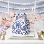 Ballotins Grandmillennial Rose & Blue Damas<br><div class="desc">Ce design de boîte à gable de fête a un design primitif grand-millénaire avec un motif bleu marine damassé sur un arrière - plan rose roux.</div>