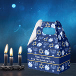 Ballotins Hanoukka Blue Menorah Dreidel Motif Custom Party<br><div class="desc">Belle Hanoukka party de faveur boîte en joli bleu avec un motif cool de la star du judaïsme,  rêveur pour les jeux de Chanukah amusants,  et la menorah juive pour la fête. Monogramme avec votre propre message cadeau de votre famille.</div>