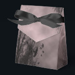 Ballotins Hauné Sky Red Mist avec Ravens Party Favor Box<br><div class="desc">Un mariage ou une fête de faveur boîte cadeau avec un ciel rouge brumeux d'Halloween avec des arbres morts le long d'une route hantée sombre,  corbeaux gothiques et une pleine lune nuageuse et un ruban noir.</div>