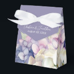 Ballotins Hydrangeas à l'aquarelle violette et blanche sur l<br><div class="desc">Cette boîte à cadeau de mariage romantique présente un design floral à l'aquarelle avec des hydrangeas violettes et blanches sur un fond de couleur lavande. Des bouquets délicats de fleurs d'hydrangea sont représentés autour de la partie inférieure.</div>