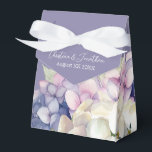 Ballotins Hydrangeas à l'aquarelle violettes et blanches sur<br><div class="desc">Cette boîte cadeau de mariage romantique présente un design floral à l'aquarelle avec des hydrangeas violettes et blanches sur un fond de couleur lavande. Des bouquets délicats de fleurs d'hydrangea sont représentés autour de la partie inférieure.</div>