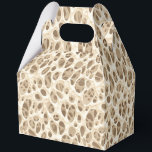 Ballotins Impression léopard<br><div class="desc">Cette boîte de faveur de fête est montrée dans une impression léopard moderne de style safari.
Teintes beige et marron.
Personnalisez cet article ou achetez comme présenté.



Image de stock</div>