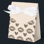 Ballotins Imprimé guépard beige et noir chic<br><div class="desc">Rendez vos cadeaux de fête inoubliables avec cette boîte à cadeaux imprimée guépard beige et noir chic. Avec son imprimé animalier audacieux dans des tons neutres classiques, elle est parfaite pour les mariages, les anniversaires, les baby showers ou toute occasion spéciale. Élégante et robuste, cette boîte ajoute une touche d'élégance...</div>