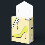 Ballotins Joli Jaune hauts talons<br><div class="desc">Vous recherchez un ballotin glamour ? Eh bien, la recherche est terminée. Ce ballotin présente des talons hauts multicolores à la mode sur un arrière - plan jaune. Certains talons sont jaunes, d'autres blancs, d'autres avec des motifs à pois. Ajoute à cela une douche nuptiale, une fête d'anniversaire ou d'autres...</div>