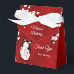 Ballotins Kokeshi poupée blanc rouge Merci d'anniversaire<br><div class="desc">A cute kokeshi doll in a white kimono with red butterflies. With white cherry blossoms on a shimmering red background and a custom thank you birthday text for girl's birthday's.</div>