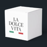 Ballotins La Dolce Vita Ballotin<br><div class="desc">Découvrez le charme des fêtes italiennes avec le ballotin "La Dolce Vita". Doté d'une typographie noire intemporelle et des accents verts et rouges classiques de l'Italie, cette boîte ajoute du raffinement aux mariages, fêtes et occasions spéciales. Idéal pour les faveurs, les gardiens ou les petits cadeaux, c’est un moyen élégant...</div>