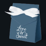 Ballotins L'amour est doux en bleu marine et blanc Mariage<br><div class="desc">De superbes sacs de cadeaux de mariage de couleur bleu marine qui feront ressortir votre cadeau. Chaque sac est orné d'une inscription romantique 'L'amour est doux', ajoutant un charme délicat et un style unique à votre cadeau. Rendez votre cadeau encore plus spécial avec nos exquis sacs de cadeaux de mariage....</div>