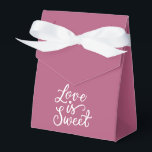 Ballotins L'amour est doux en couleurs Berry et Blanc Mariag<br><div class="desc">Des sacs cadeaux de mariage époustouflants de couleur baie qui feront ressortir votre cadeau. Chaque sac est orné d'une inscription romantique 'L'amour est doux',  ajoutant un charme délicat et un style unique à votre cadeau. Rendez votre cadeau encore plus spécial avec nos exquis sacs cadeaux de mariage.</div>
