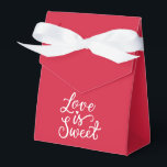 Ballotins L'amour est doux en framboise et mariage blanc<br><div class="desc">De superbes sacs de cadeaux de mariage de couleur framboise et blanc qui feront ressortir votre cadeau. Chaque sac est orné d'une inscription romantique 'L'amour est doux', ajoutant un charme délicat et un style unique à votre cadeau. Rendez votre cadeau encore plus spécial avec nos exquis sacs de cadeaux de...</div>