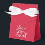 Ballotins L'amour est doux en framboise et mariage en blanc<br><div class="desc">De magnifiques sacs de cadeaux de mariage de couleur framboise et blanche qui feront de votre cadeau un moment inoubliable. Chaque sac est orné d'une inscription romantique 'L'amour est doux', ajoutant un charme délicat et un style unique à votre présent. Rendez votre cadeau encore plus inoubliable avec nos somptueux sacs...</div>