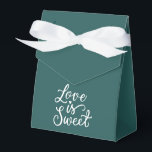 Ballotins L'amour est doux en sarcelle foncée et blanc Maria<br><div class="desc">De superbes sacs de cadeaux de mariage en sarcelle foncée qui feront ressortir votre cadeau. Chaque sac est orné d'une inscription romantique 'L'amour est doux',  ajoutant un charme délicat et un style unique à votre cadeau. Rendez votre cadeau encore plus spécial avec nos exquis sacs de cadeaux de mariage.</div>