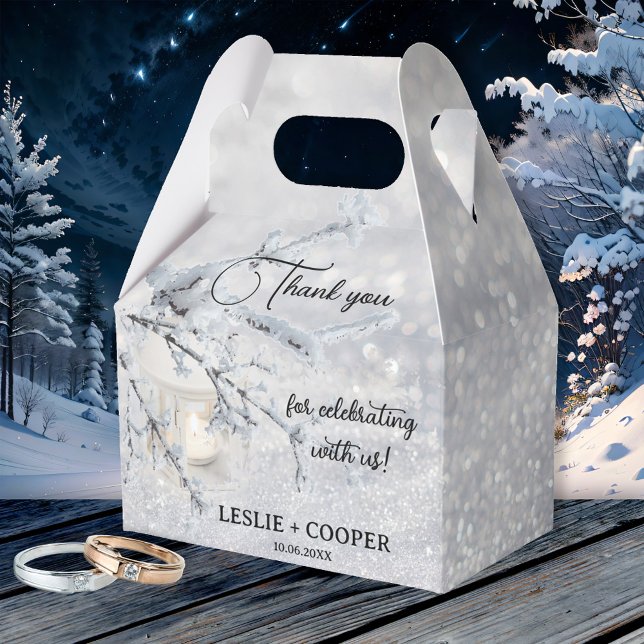 Ballotins Lanterne de neige mousseuse Merci de mariage d'hiv (Winter wedding favor box featuring a candle lit lantern in sparkling snow.)