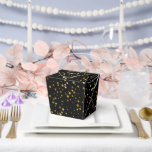 Ballotins Les Étoiles sont hors boîte de traitement<br><div class="desc">La boîte de traitement de faveur de la fête est affichée dans un imprimé noir et or étoiles. Customisez cet objet ou achetez tel quel. Image sous licence</div>